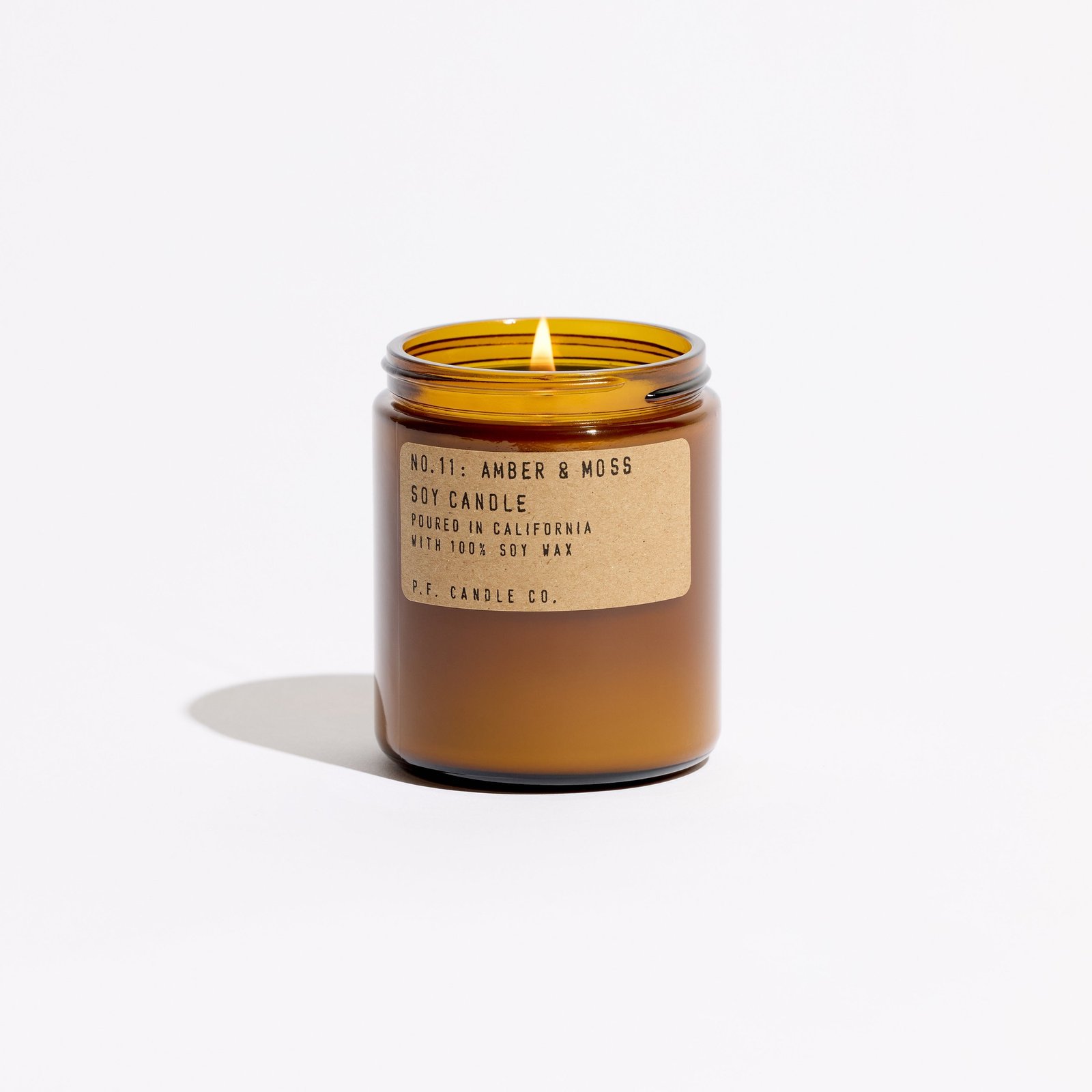 P.F. Candle Co. No.11 琥珀苔蘚香氛蠟燭本體，復古琥珀色玻璃瓶與棕色標籤