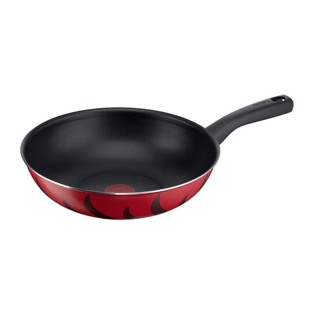 Tefal 火焰系列 28cm 不沾平底鍋本體，紅色舞動火焰圖樣鍋身與電木把手；商品圖來源：Tefal 官方