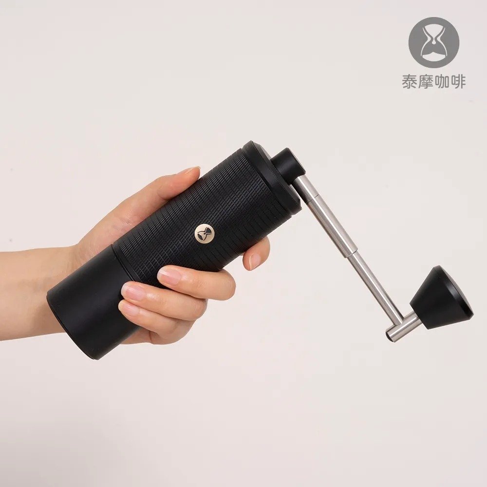 Timemore 栗子 C5 Pro 手搖磨豆機，黑色鋁合金機身搭配不鏽鋼摺疊把手與格紋握把