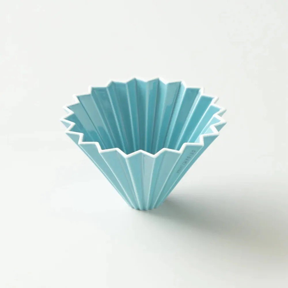 ORIGAMI 摺紙濾杯 陶瓷 M 號本體與木座；商品圖來源：momo 商品頁