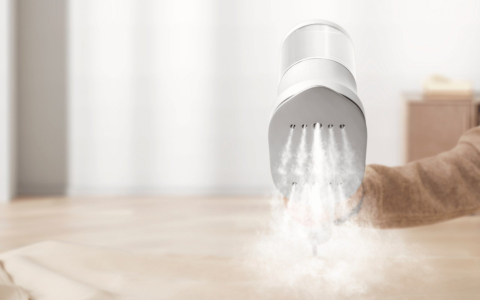 小米 Xiaomi 手持蒸汽熨燙機 B502CN V 形尖端與蒸氣輸出特寫；商品圖來源：小米台灣官網產品頁
